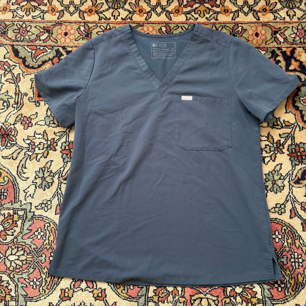 FIGS women’s slate blue/grey scrub top